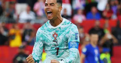 Ronaldo trải qua 'tàu lượn cảm xúc' trong chiến thắng nghẹt thở của Bồ Đào Nha