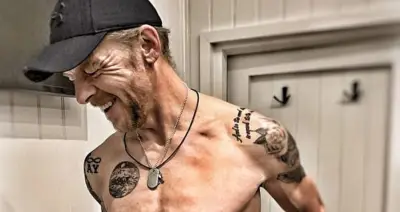 Simon Pegg kỷ niệm 16 năm cai rượu, tiết lộ bí quyết sống khỏe ở tuổi 56