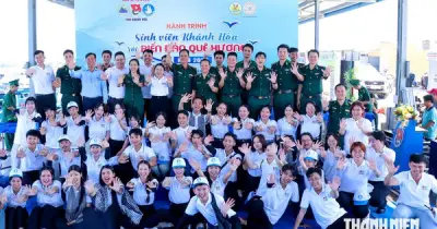 Sinh viên Khánh Hòa trao học bổng, quà tặng ngư dân và chiến sĩ biên phòng
