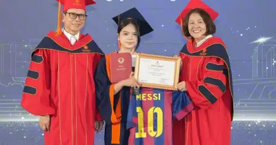 Sinh viên mang áo Messi, Ronaldo lên nhận bằng tốt nghiệp giữa mùa World Cup