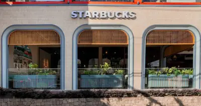 Starbucks Việt Nam gây tranh cãi vì lạm dụng AI, khách hàng chê đồng phục 'mất chất'