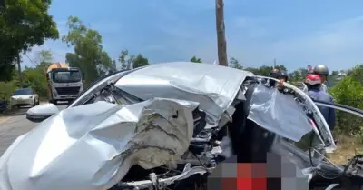 Ô tô biến dạng sau cú tông vào cây, nam tài xế tử vong