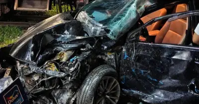 Ô tô dừng sát đường ray bị tàu SE19 tông vỡ nát ở Hà Nội