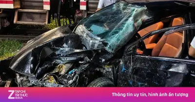 Ôtô dừng sát đường ray bị tàu SE19 tông vỡ nát tại Hà Nội