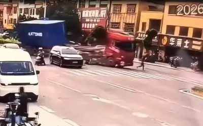 Tai nạn giao thông ở Quảng Đông: Xe tải mất phanh đâm vào SUV