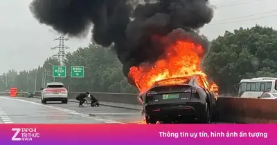 Tesla Model Y tự mất lái tông dải phân cách bốc cháy ở Trùng Khánh