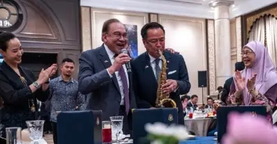 Thủ tướng Thái Lan tái xuất saxophone tại Malaysia