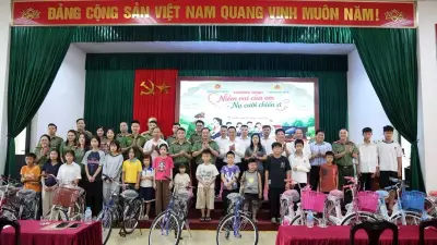 Thanh tra Công an Hà Nội tặng 20 xe đạp cho học sinh gia đình chính sách
