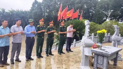 Thiếu tướng Lương Đình Chung kiểm tra thu nhận mẫu ADN liệt sĩ tại Gia Lai