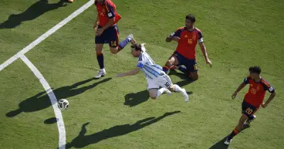 Tiếc cho Messi nhưng Argentina thua xứng đáng trước Tây Ban Nha