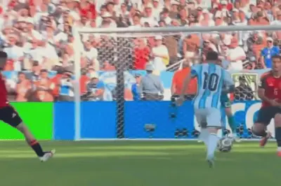Tiền vệ Tây Ban Nha Merino khoe khoảnh khắc bị Messi sút bóng trúng mặt