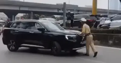 Tạm giữ tài xế ô tô ủn CSGT rồi bỏ chạy ở Hà Nội