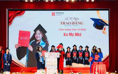 Tân cử nhân HIU nhận bằng, chia sẻ thành tích học tập nổi bật