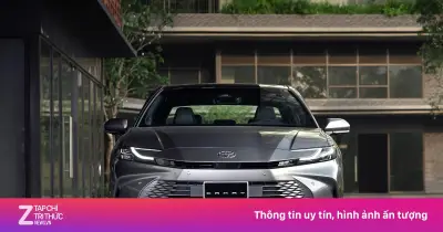 Toyota Camry giảm 140 triệu, chỉ còn bản hybrid tại Việt Nam
