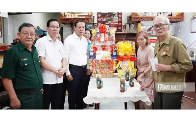 TP.HCM thăm tặng quà thương binh gia đình liệt sĩ nhân ngày 27/7