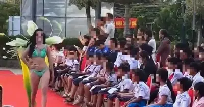 Tranh cãi thí sinh hoa hậu biểu diễn áo tắm trước học sinh nhỏ tuổi