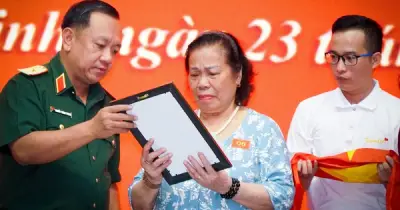 Trao tặng 54 ảnh liệt sĩ phục dựng: Hồi sinh ký ức thiêng liêng
