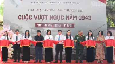 Triển lãm 'Cuộc vượt ngục năm 1943' khai mạc tại Sơn La thu hút đông đảo người xem
