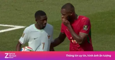 Trọng tài bỏ qua thẻ đỏ cho Diop vì che miệng nói chuyện với Dembele