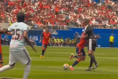 Trọng tài Oliver vô tình đâm ngã Dani Olmo ở tứ kết World Cup