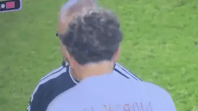 Trọng tài World Cup gây sốt với ánh lườm 'thay thẻ vàng'