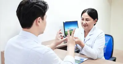 Trào lưu xoay vặn cổ giảm đau vai gáy: Dân công sở đối mặt nguy cơ đột quỵ