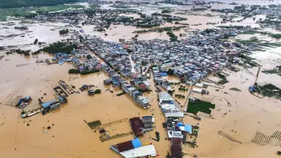 Trung Quốc: Lũ lụt, lốc xoáy và sạt lở đất gây thương vong lớn