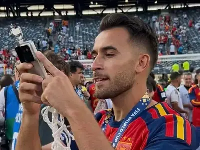 Tây Ban Nha vô địch World Cup 2026, Eric Garcia gây sốt với HONOR Robot Phone