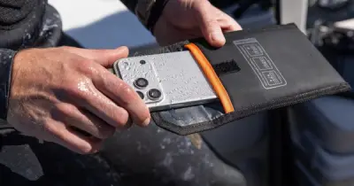 UAG ra mắt túi cứu hộ điện thoại thay thế gạo, hút ẩm nhanh hơn