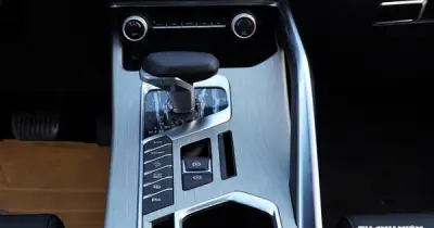 Vì sao không nên bật Auto Hold liên tục khi kẹt xe?