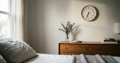 Vì sao không nên treo đồng hồ đối diện giường ngủ?