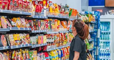 Vì sao xăng dầu giảm hết cỡ, hàng hóa dịch vụ gần như không giảm theo?