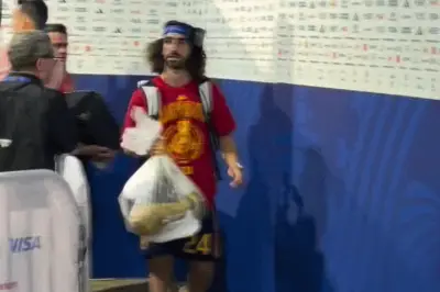 Video: Cucurella xách cúp vô địch World Cup về bằng túi nylon