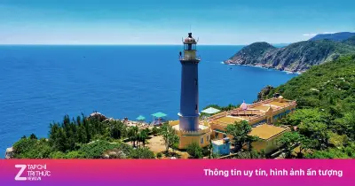 Video nam du khách trèo ra mỏm đá ở Mũi Điện để chụp ảnh