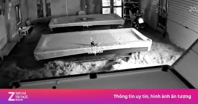 Video nước lũ ập vào nhà cuốn trôi xe SH kẹt sắt ở Lai Châu