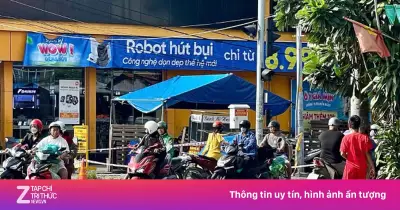 Vết máu kéo dài tại hiện trường vụ án mạng ở TP.HCM