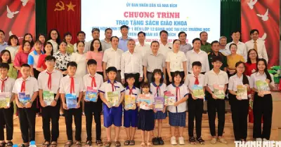 Xã Nha Bích tặng 3.552 bộ sách giáo khoa miễn phí cho học sinh từ lớp 1 đến 12