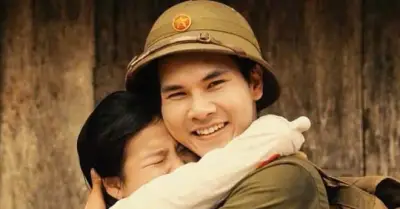 Xúc động bức ảnh phục dựng cảnh liệt sĩ Huỳnh Văn Quển ôm người vợ vào lòng