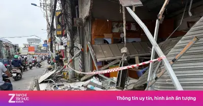 Xe ben tông sập cửa hàng ở TP.HCM, cả gia đình nhập viện