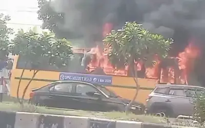 Xe buýt trường học bốc cháy dữ dội ở Ấn Độ, không có học sinh thương vong