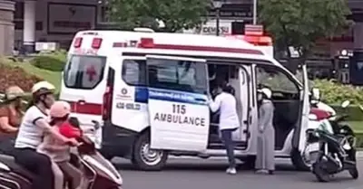 Xe cấp cứu dừng giữa đường cứu bé trai, hàng nghìn người thả tim