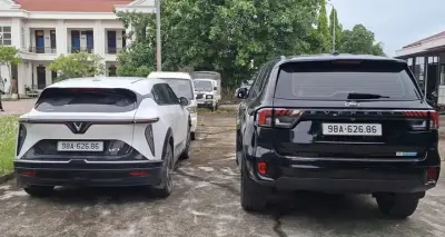Xe điện gắn biển số giả, giá trung xe Ford Everest ngang nhiên chạy trên quốc lộ