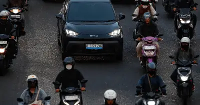 Xe điện Trung Quốc tự ăn thịt mình, cơ hội cho xe Đức
