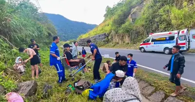 Xe khách đâm vào vách núi trên đèo Khánh Lễ, nhiều người hoảng loạn