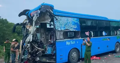 Xe khách tông xe tải trên cao tốc Nội Bài - Lào Cai, tài xế tử vong, 5 người bị thương