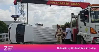 Xe lật trên cầu An Lạc, tài xế nhảy xuống kênh rồi có biểu hiện kích động