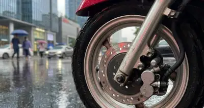 Xe máy kêu két két khi phanh trong mùa mưa: Nguyên nhân và cách xử lý