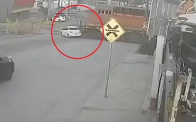 Xe ô tô bị tàu hỏa đâm lê 100m ở Mexico, vợ chồng may mắn thoát nạn