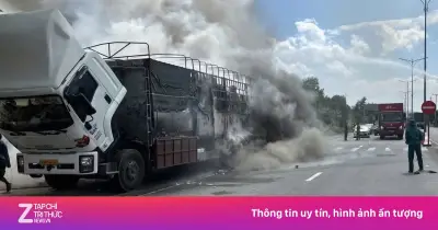 Xe tải chở hàng dễ cháy bốc cháy dữ dội trên Quốc lộ 1 qua Huế