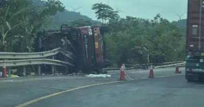 Xe tải mất lái lật nghiêng ở Quảng Trị, 3 người tử vong